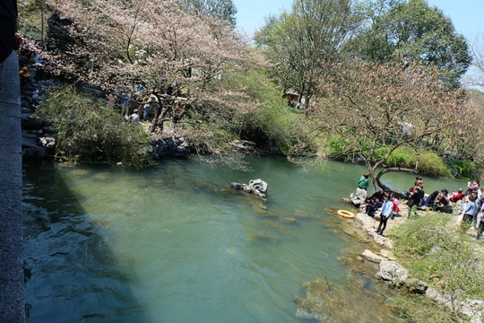 小河邊