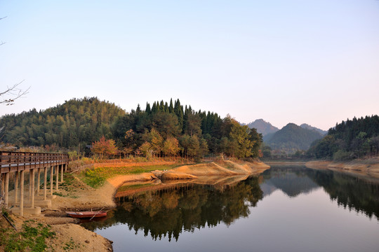 千島湖 湖泊 遠景 秋 傍晚