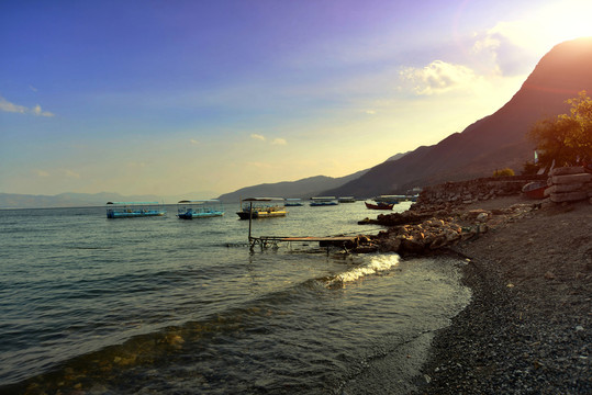 夕陽下的撫仙湖