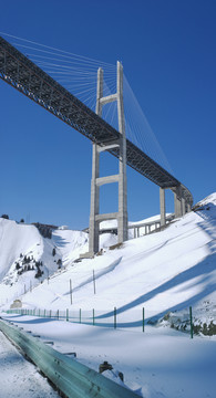 果子溝大橋 風(fēng)雪天山路