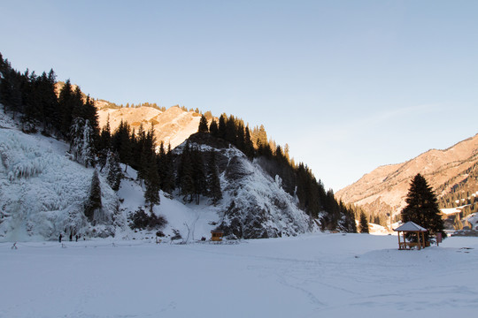 山峰雪景