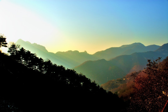 秋天黃昏中的大山