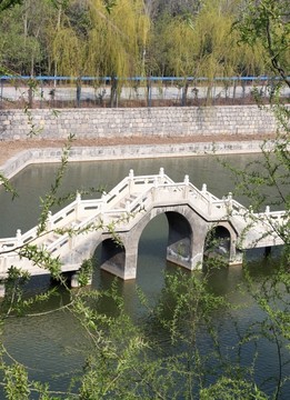 初春的園林拱橋