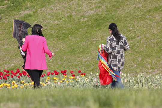 春天公園里的女人們