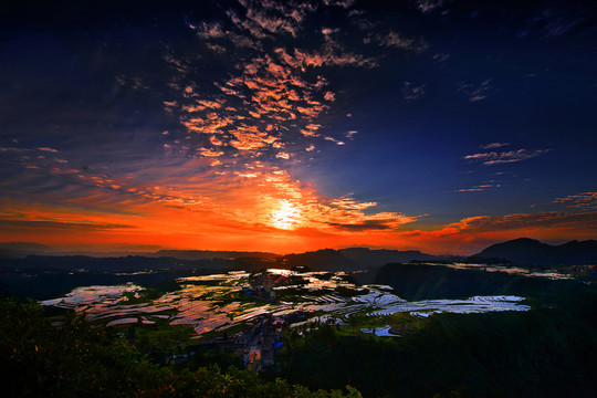 山區(qū)的朝霞