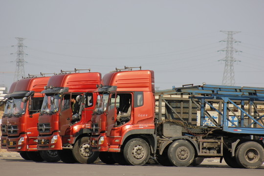 東風(fēng)重型物流卡車