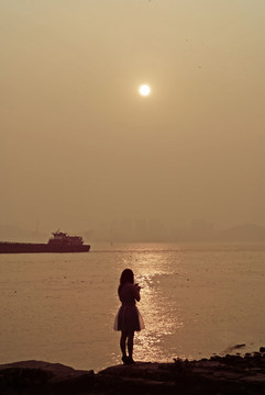海邊夕陽女子