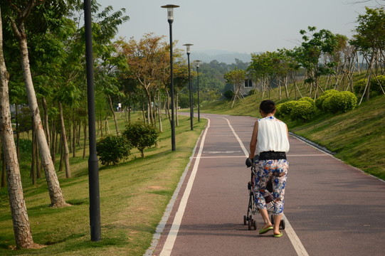 公園公路婦女帶著小孩