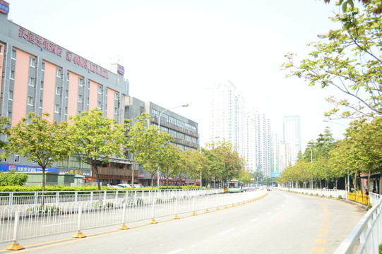 公路邊的樓房