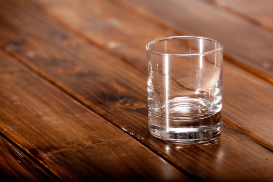 桌子上的茶杯