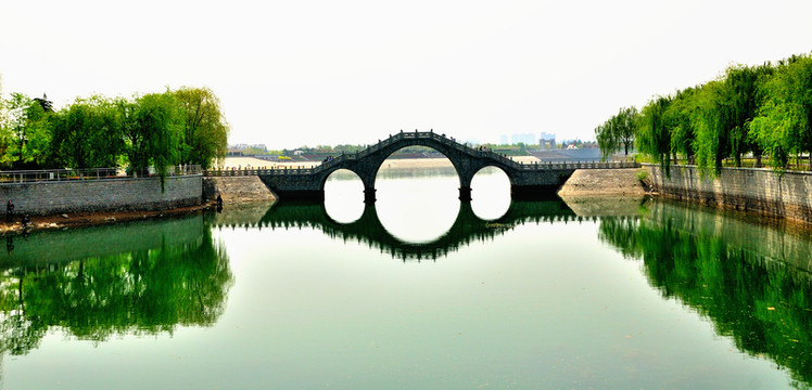 碧水湖上三孔橋