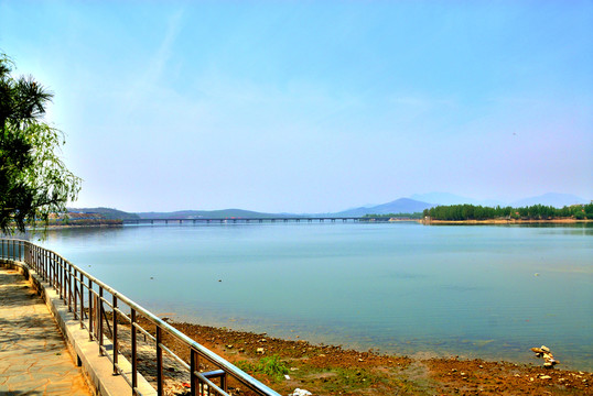 碧水湖上的橋