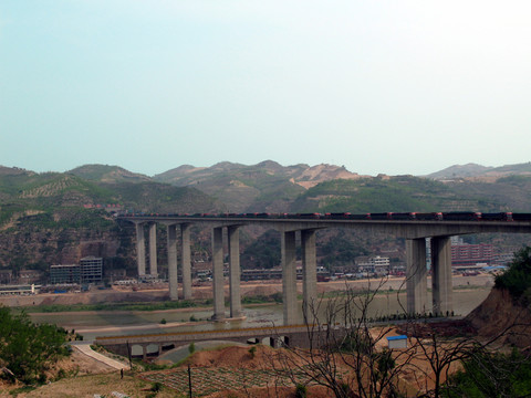 汽車過公路橋梁