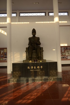 張學(xué)良銅像
