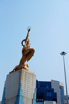 手托經(jīng)緯儀女人金色雕塑
