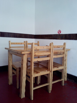 木質(zhì)餐桌