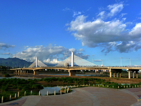 藍(lán)天斜拉橋