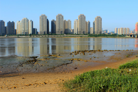 江濱河畔