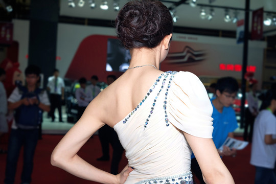 盤發(fā)美女背影