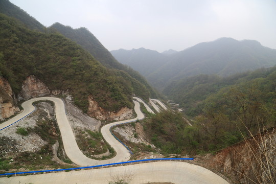 彎曲的山路