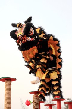 梅花樁上舞南獅