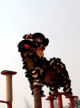 南獅漫步梅花樁