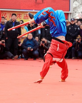 高蹺倒立表演