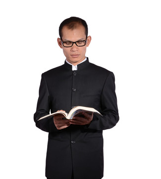 一位戴著眼鏡的男士在看書