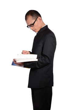 一位戴著眼鏡的男士在看書
