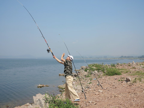 釣魚(yú)的人