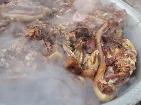 盆子里的鹵肉