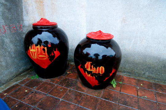 墻角里的酒缸