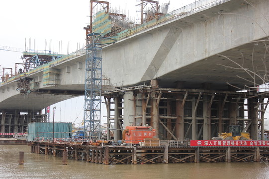 正在施工的哈齊大橋