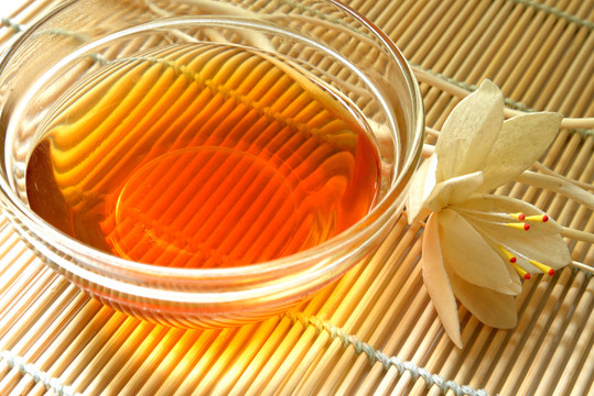 金黃色茶湯