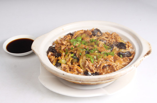 榨菜牛肉煲仔飯