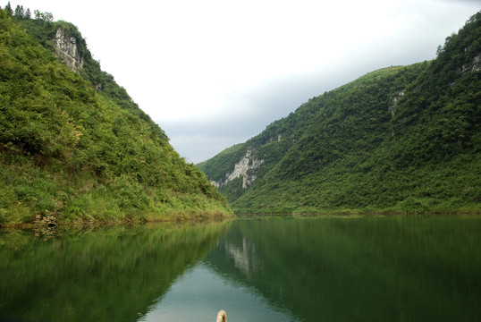湖南湘西鳳凰沱江自然青山綠水湖