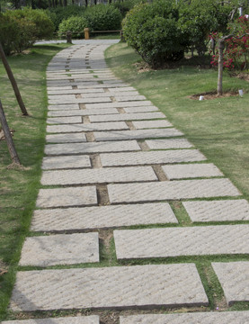 公園里石板鋪成的小路