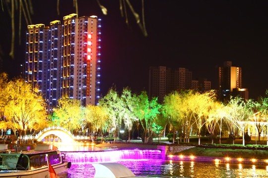 梨城孔雀河夜景