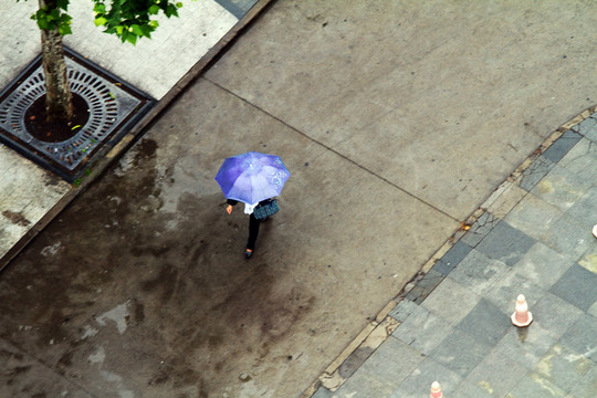 行人 雨伞 道路 雨天 下雨