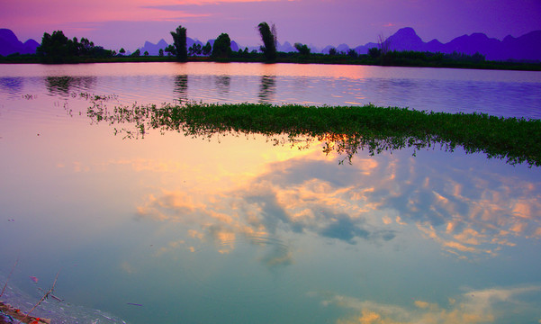 夕陽下的湖泊