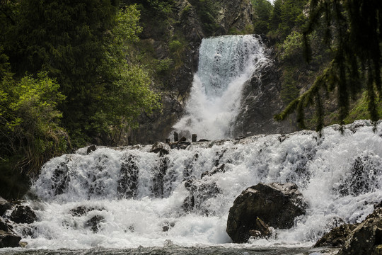 山間小溪流水
