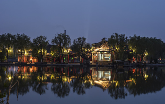 濟(jì)南大明湖湖心島夜景