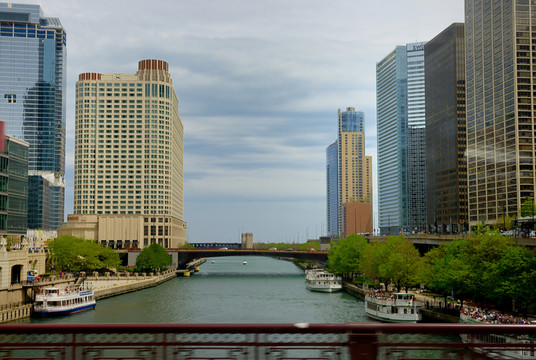 流经芝加哥的运河两岸
