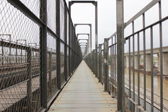 被廢棄的鐵路橋