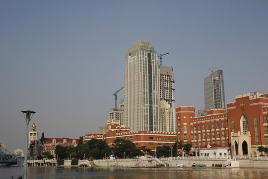 天津海河边的建筑