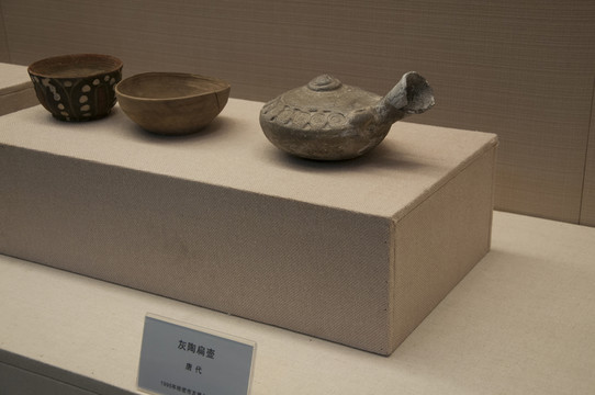 灰陶扁壺