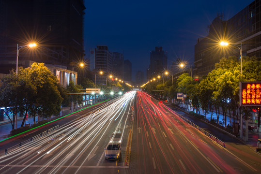 綿陽城市街道車軌