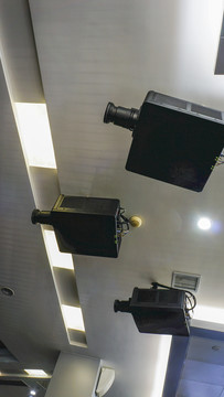 三聯(lián)工程投影機(jī)