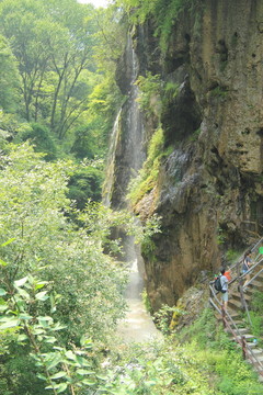 山泉瀑布