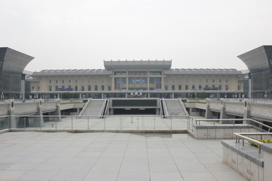 濟(jì)南南站南廣場(chǎng)